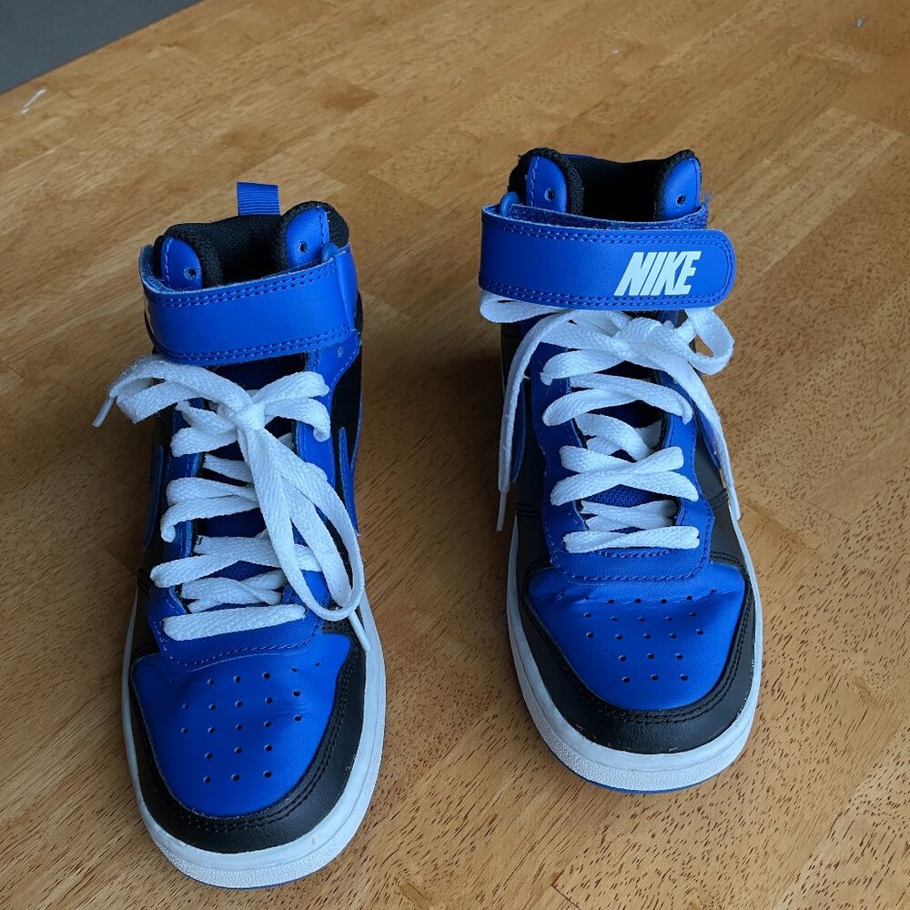 Nike tennise shoes , Ecxellent condition. 3.5